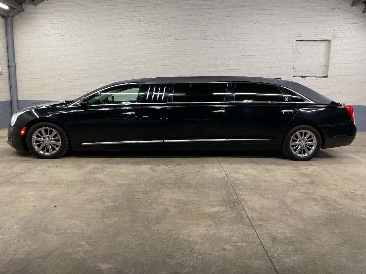 2017 Cadillac Armbruster Stageway 70   Stretch Limousine 1698348961305