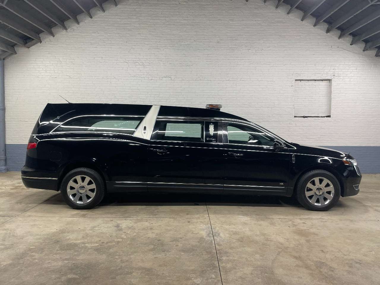 2017 Lincoln MK Grand Legacy Limited Hearse 1663948680242