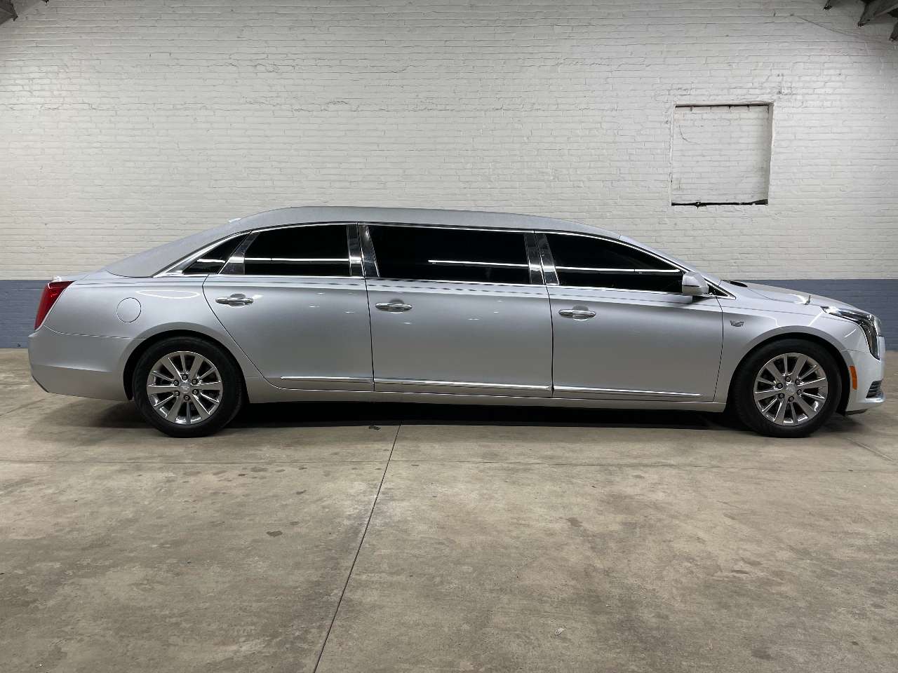 2019 Cadillac Platinum 6 Door Limousine 1690463662105