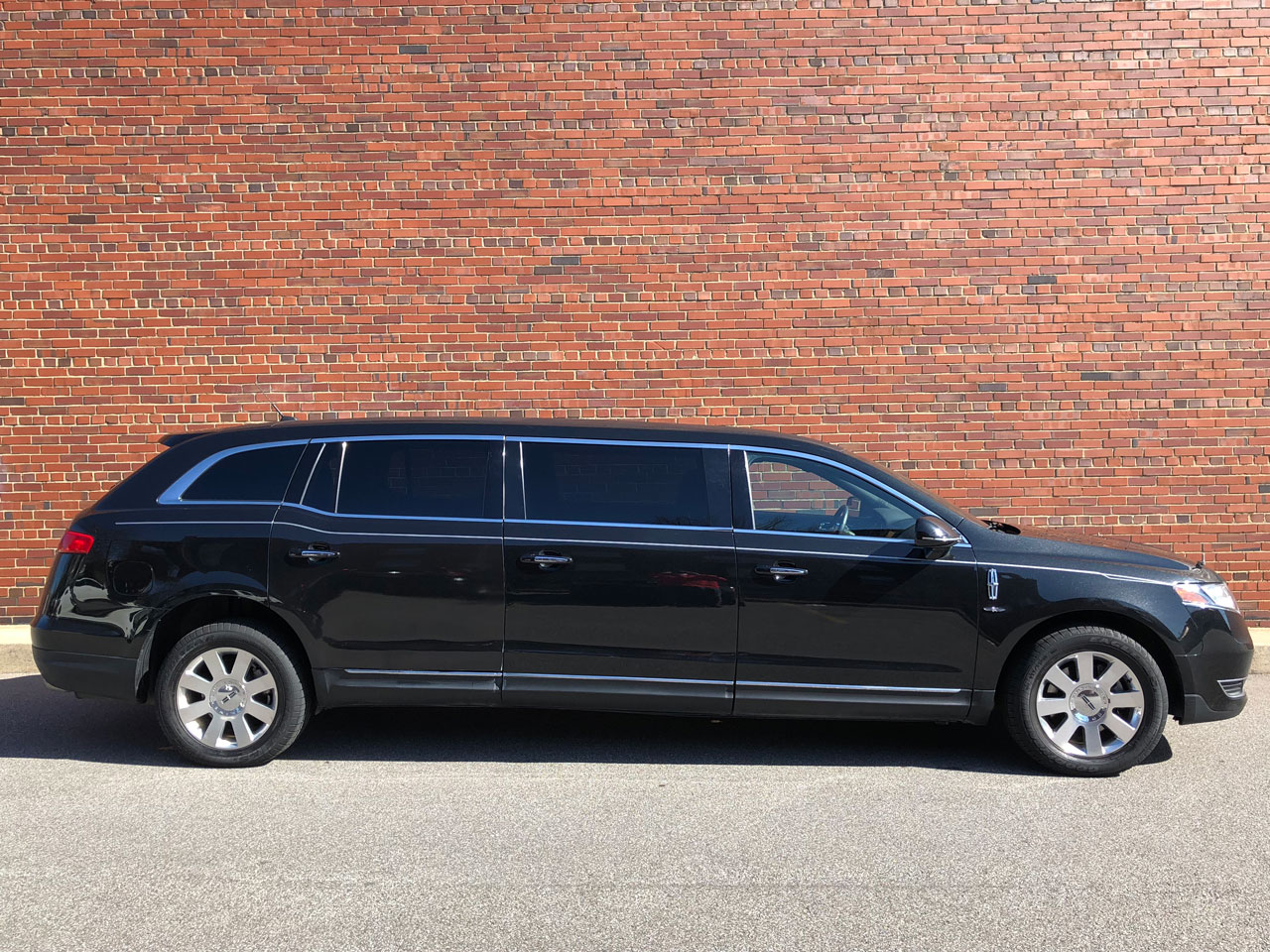 2019 Eagle Coach Company Lincoln MKT Regency Limousine 1