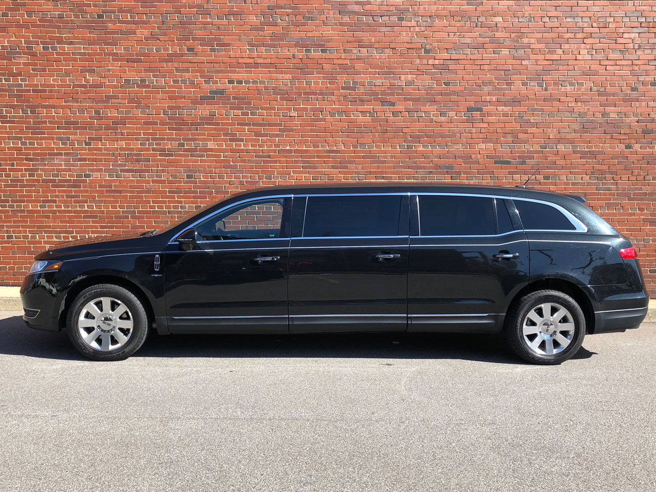 2019 Eagle Coach Company Lincoln MKT Regency Limousine 4
